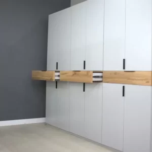 Dulap King 8s, Alb / Stejar Gold, L 320 x H 240 x A 50 cm, cu 4 sertare, Balamale Soft close si Glisiere Hafele, PAL 18 mm, Depozitare ampla, Compartimentare Flexibila